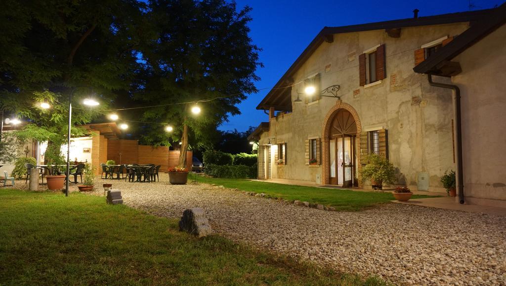 Отель Agriturismo Fior Di Pesco Соммакампанья Экстерьер фото